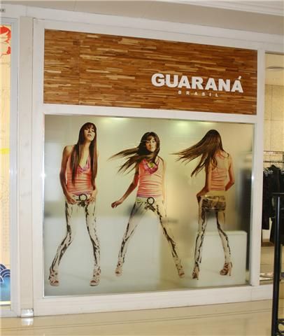 Vitrine em adesivo transparente impresso 300x200 cm cada